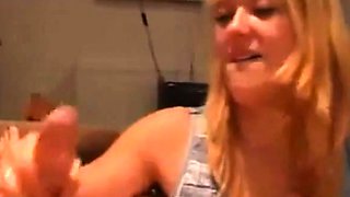 Girl gives an amazing handjob - Amateur Homemade Video
