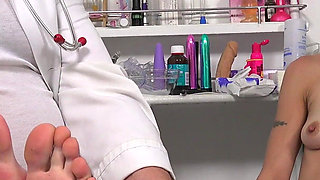 Feet exam and vagina check-up of hot cougar Belinda Bee