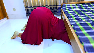 Big Ass Beautiful Arabian Hot Stepmom Stuck Under Bed When She Was Clean Sex Room Before Start Fuck