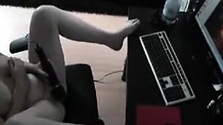 Orgasmus einer deutschen MILF, whrend sie einem Mann beim M