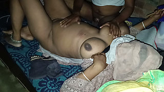 Mausi Ji land per Tel lagao isko aaram se hilao