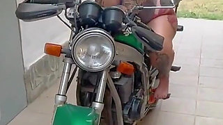 Wifebucket Amateurs - My Plumpy Girlfriend Seduced Me on the Motorbike