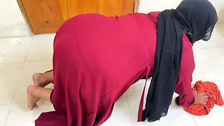 Beautiful Muslim Hot Stepmom Clean Room & Try to Seduce Me by Show Her Big Ass Want Ass Fuck From Me