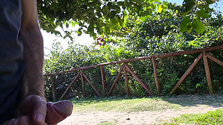 Risky Handjob for a Hot Babe in the Park!