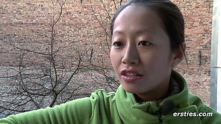 Ersties - Studentin Tyra masturbiert leidenschaftlich mit Vibrator