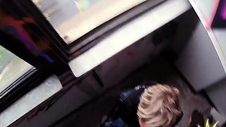 Public amateur MILF pussysmashed outdoor