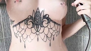 Pussy rubbing babe goes solo in shower play in hd