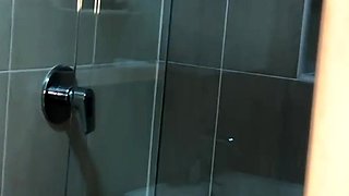 me escondo para ver cuando se baña
