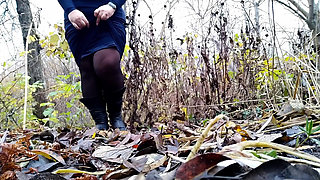 An evening dress doesn't stop a mature milf from peeing