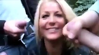Blonde Deutsche Blowjob Gesichtsbesamung im Freien