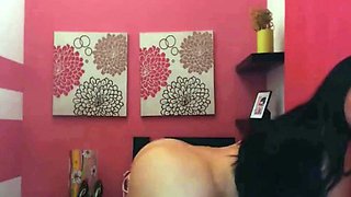 Sexy Colombian Babe Shows Off Her Amazing Assets