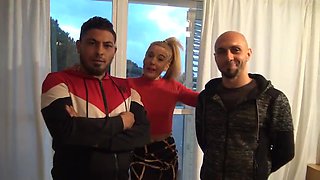 Clara la muñequita sueña con un trio de su marido y un pollon