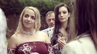 Miss Cléa, 42, on cloud nine for her first threesome... - Jacquie et Michel TV