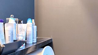 Amateur Foot Fetish Girlfriend Sucks and gives a Footjob