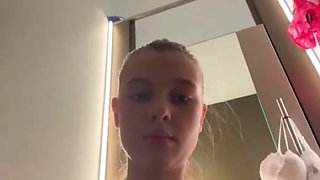 Jucielussie public Masturbating in the locker room