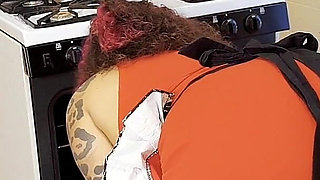 Ebony Housewife Smashes and Squirts on Pie