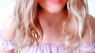 Amateur Webcam Cute Teen Plays Solo with Big Dildo